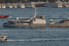 Một tàu chiến Nga đi qua eo biển Bosphorus. (Nguồn: Reuters)