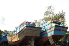 Tàu cá của ngư dân Khánh Hòa được đưa lên bờ để nâng cấp. (Ảnh: Nguyên Lý/TTXVN)