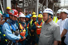 Thủ tướng Nguyễn Xuân Phúc đến thăm Nhà máy nhiệt điện Thái Bình 1. (Ảnh: Thống Nhất/TTXVN)