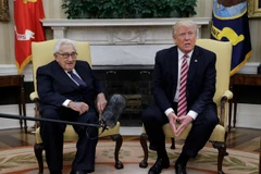Tổng thống Mỹ Donald Trump tiếp cựu Ngoại trưởng Henry Kissinger. (Nguồn: patch.com)