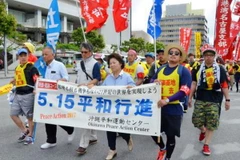 Khoảng 800 người tham gia cuộc tuần hành phản đối xây dựng các căn cứ quân sự mới của Mỹ tại Naha, Okinawa. (Nguồn: Kyodo/TTXVN)