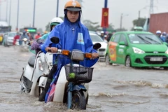 Mưa ngập trên đường xa lộ Hà Nội khiến các phương tiện bị chết máy. (Nguồn: TTXVN)