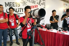 Nhiều thí sinh tranh thủ trải nghiệm các thiết bị hiện đại phục vụ ngành ảnh của Canon. (Ảnh: T.H/Vietnam+)