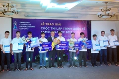 Ông Huh Chang Wan, Phó Tổng Giám đốc Samsung Việt Nam (áo đen) và 10 gương mặt trẻ dự vòng chung kết SCPC 2017 tại Hàn Quốc. (Ảnh: T.H/Vietnam+)