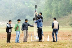 Chuẩn bị tên lửa phóng tại Cansat 2016. (Nguồn: VNSC)