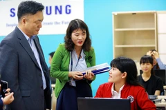 Ông Huh Changwan, Phó Tổng Giám đốc Samsung Electronics Việt Nam trao đổi với sinh viên tại phòng Lab mới. (Ảnh: Samsung)