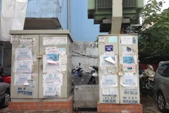 Quảng cáo dán trái quy định tại các điểm công cộng. (Ảnh: Nguyễn Thắng/TTXVN) 