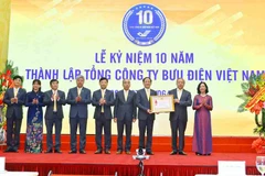 Bưu điện Việt Nam vinh dự nhận Huân chương Lao động hạng Ba. (Ảnh: Minh Quyết/Vietnam+)