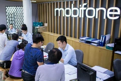 Nhiều khách hàng đến MobiFone để sở hữu điện thoại kèm gói cước. (Ảnh: MBF)