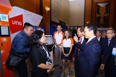 Nhiều doanh nghiệp như VNPT, VTC, VNPT đã trình diễn những công nghệ mới, thu hút khách thăm quan. (Ảnh: M.Q/Vietnam+)