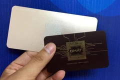 Thiệp mời ra mắt Bphone mới của Bkav (nhỏ) và tấm thiệp của thế hệ trước đó (lớn). (Ảnh: T.H/Vietnam+)