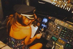 Cơ trưởng mất việc vì để ca sỹ ngồi vào ghế lái khi đang bay
