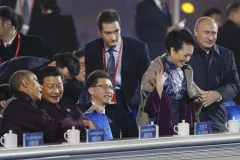 Dư luận xôn xao khi ông Putin thân mật choàng áo cho bà Tập Cận Bình