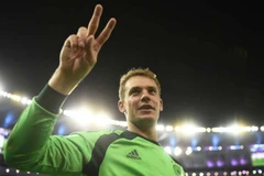 Manuel Neuer lại bỏ khung thành, dọa "tấn công" cậu bé nhặt bóng