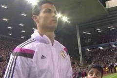 Cổ động viên nhí ngỡ ngàng khi được nắm tay Cris Ronaldo