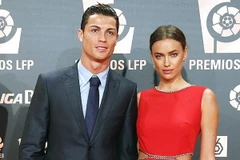 Irina Shayk "mặt lạnh" khi MC nói về cơ thể của Cris Ronaldo