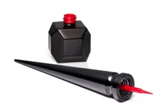 Christian Louboutin ra mắt sơn móng tay với hiệu ứng "gót đỏ"