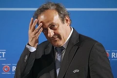 Platini đề xuất dùng "thẻ trắng" phạt cầu thủ phản đối trọng tài