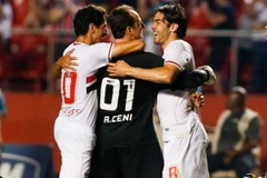 Thủ môn Ceni nối dài kỷ lục bằng một siêu phẩm ở tuổi 42