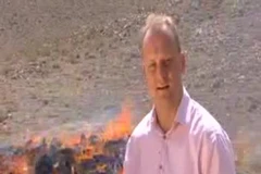Phóng viên BBC "phê thuốc" khi tác nghiệp cạnh bãi thiêu hủy heroin