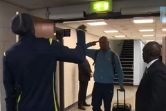 Adebayor “thân mật” cùng đồng đội cũ trong ngày trở về Man City