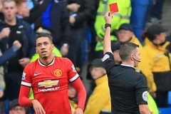 HLV Louis van Gaal tức giận gọi Chris Smalling là "ngu ngốc"