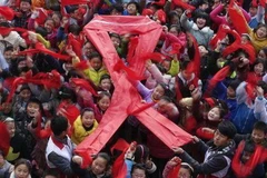 Cậu bé 8 tuổi bị người dân đòi đuổi khỏi làng vì nhiễm HIV