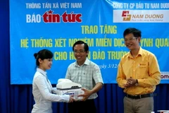 Báo Tin Tức tặng máy xét nghiệm y tế cho huyện đảo Trường Sa