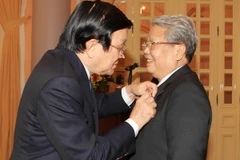 Trao huy hiệu 55 năm tuổi đảng cho nguyên Chủ tịch nước Trần Đức Lương