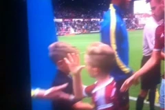 Cậu bé mascot của West Ham khiến thủ thành Joe Hart bẽ bàng