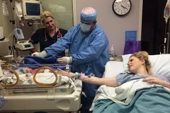 Một bà mẹ người Mỹ sinh bốn cực kỳ hiếm gặp trên thế giới