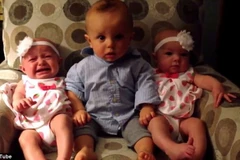 Cậu bé 2 tuổi nghệt mặt khi nhìn thấy hai cô em gái sinh đôi