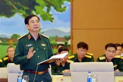 Thượng tướng Phan Văn Giang, Tổng Tham mưu trưởng, Thứ trưởng Bộ Quốc phòng trình bày tờ trình. (Ảnh: Trọng Đức/TTXVN)