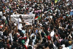 Người biểu tình Sudan tuần hành sau khi Tổng thống Omar al-Bashir bị phế truất, tại thủ đô Khartoum. (Nguồn: AFP/TTXVN)