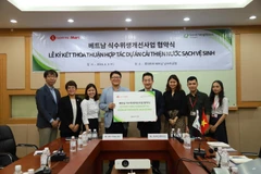 Đại diện LOTTE Mart và GNI tại lễ ký kết. (Nguồn: Lotte)