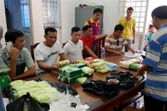 Lực lượng chức năng kiểm đếm tang vật vừa bắt giữ. (Ảnh: Công Mạo/TTXVN)