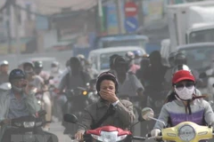 Cảnh khói bụi trên đường. (Ảnh: Mạnh Linh/TTXVN)