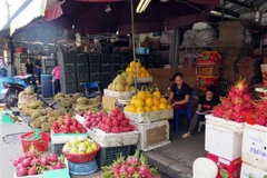 Các gian hàng hoa quả tại chợ Long Biên. (Ảnh: Nguyễn Văn Cảnh/TTXVN)