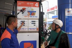 Khách đến mua xăng tại cửa hàng xăng dầu số 85, Nguyễn Văn Cừ, Gia Thuỵ, Long Biên, Hà Nội. (Ảnh: Minh Quyết/TTXVN)