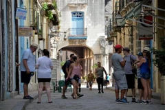 Khách du lịch tham quan thủ đô La Habana, Cuba. (Nguồn: AFP/TTXVN)