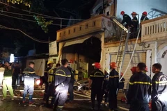 Lực lượng chức năng tại hiện trường vụ việc. (Ảnh: Đoàn Mạnh Dương/TTXVN)