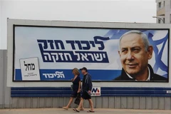 Một bảng quảng cáo lớn in hình Thủ tướng Israel đương nhiệm Benjamin Netanyahu đặt dọc đường Hayarkon tại thành phố tel Aviv. (Ảnh: Việt Thắng/TTXVN)