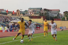 Một pha tranh chấp bóng của cầu thủ hai đội. (Ảnh: Trịnh Duy Hưng/TTXVN)