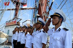 Các thủy thủ trên tàu Lê Quý Đôn thực hiện nghi lễ chào cảng Singapore. (Ảnh do đoàn cung cấp)