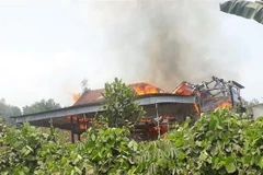 Ngôi nhà sàn bị cháy. (Ảnh: TTXVN phát)