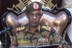Bộ trưởng Quốc phòng Sudan Ahmed Awad Ibn Auf phát biểu trên truyền hình tại Khartoum ngày 11/4. (Nguồn: AFP/TTXVN)