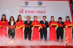 Ông Vương Đình Huệ, Phó Thủ tướng Chính phủ, cùng các đại biểu cắt băng khai mạc hội chợ. (Ảnh: Xuân Dự/TTXVN)