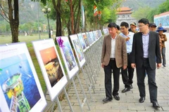 Du khách tham quan Triển lãm. (Ảnh: Minh Đức/TTXVN)