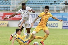 Một pha tranh chấp bóng của cầu thủ hai đội. (Ảnh: Dư Toán/TTXVN)