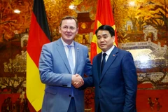 Chủ tịch Ủy ban Nhân dân thành phố Hà Nội Nguyễn Đức Chung tiếp Thủ hiến bang Thüringen Bodo Ramelow. (Ảnh: Lâm Khánh/TTXVN)